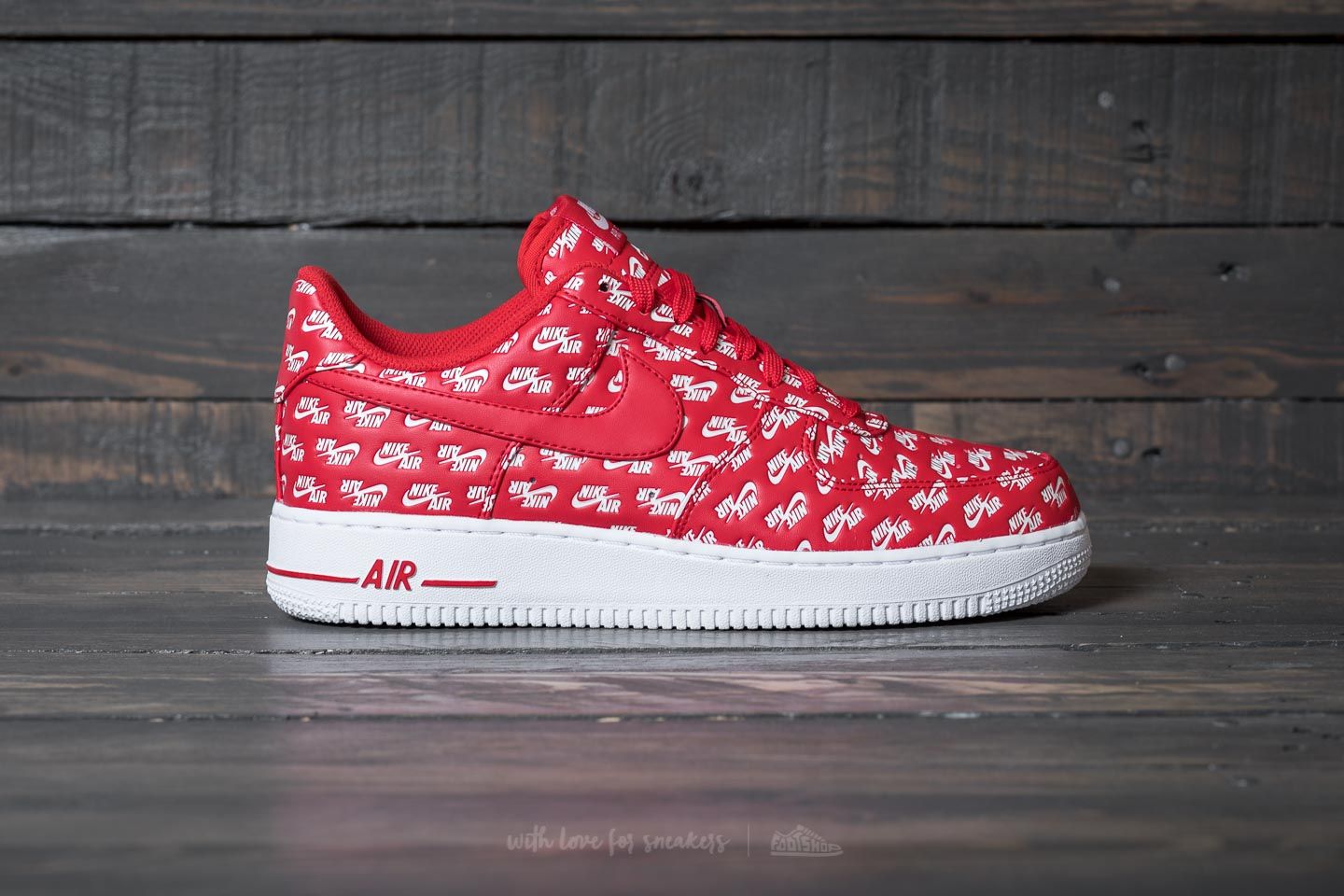 Nike air force 1 07 qs red store