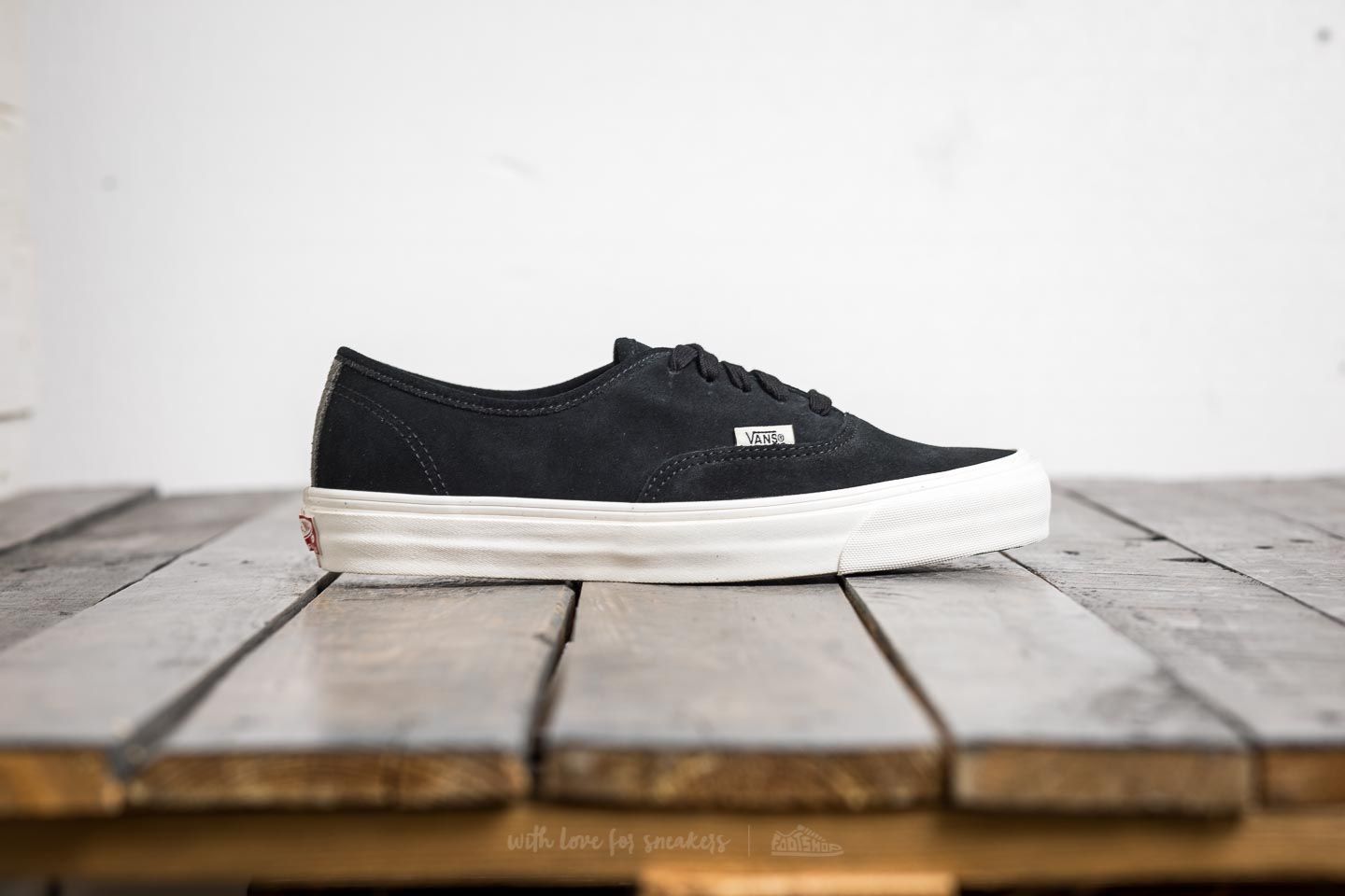 Vans authentic lx black suede top