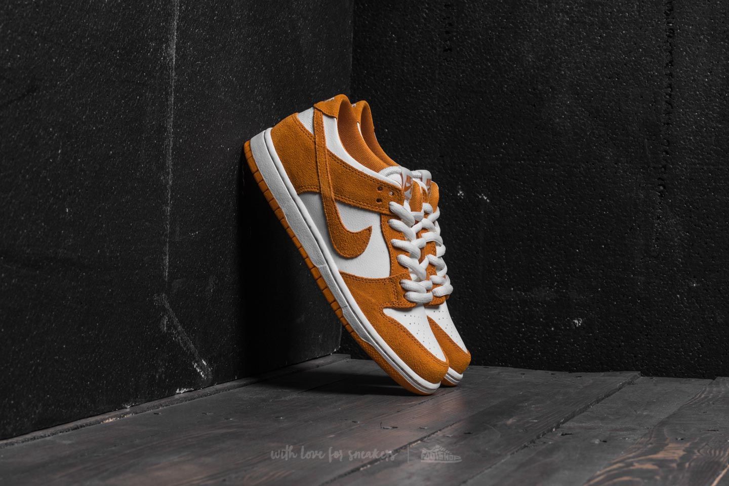 Men s shoes Nike SB Zoom Dunk Low Pro Circuit Orange Circuit Orange Footshop
