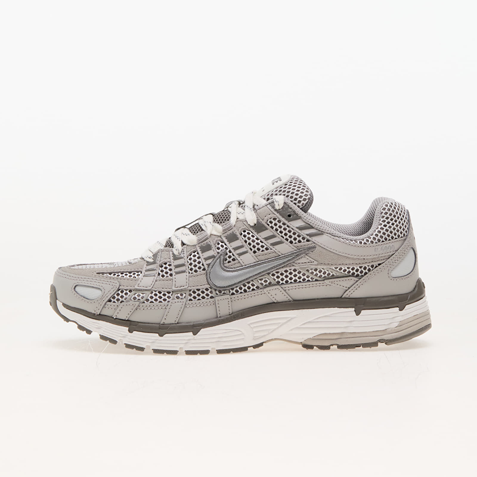 Herenschoenen Nike P-6000 Premium Lt Iron Ore/ Metallic Silver-Photon Dust