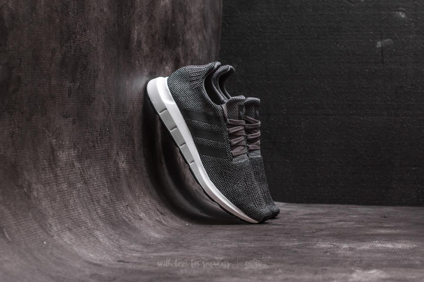 Férfi cipők adidas Swift Run Grey Four/ Core Black/ Ftw White