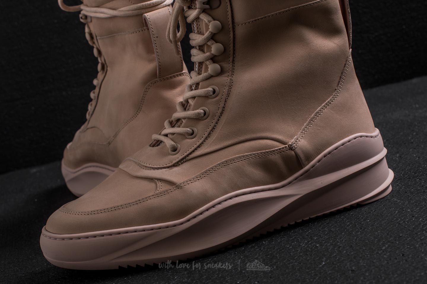 Filling pieces high field boot clearance