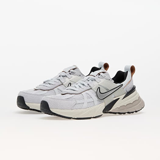 NIKE W V2K RUN PURE PLATINUM/CHROME-PLATINUM TINT 国内発送 NIKE W V2K RUN PURE PLATINUM/CHROME-PLATINUM TINT （ナイキ
