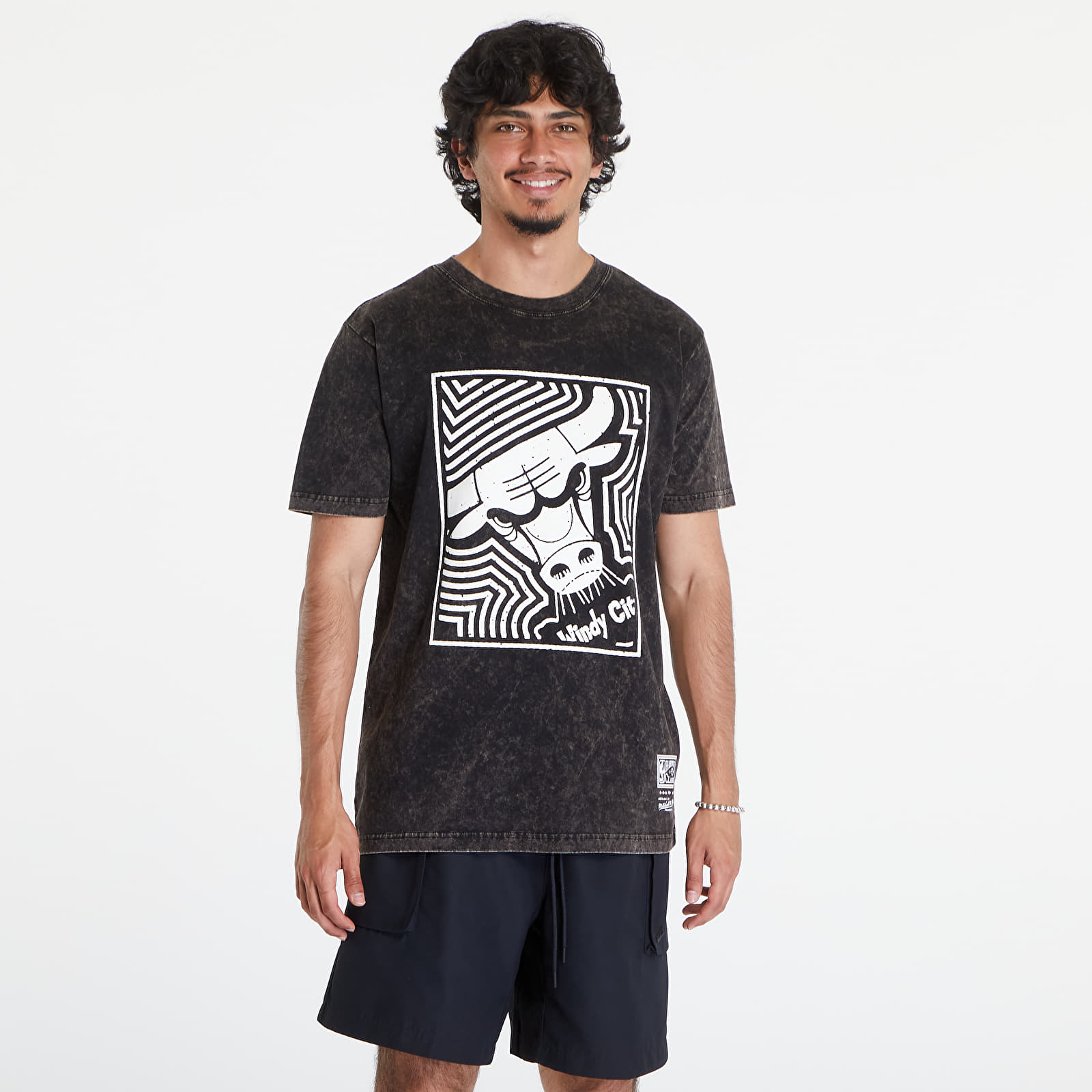 Men's T-shirts Mitchell & Ness NBA Destination Leisure SS Premium Graphic Tee Chicago Bulls Black