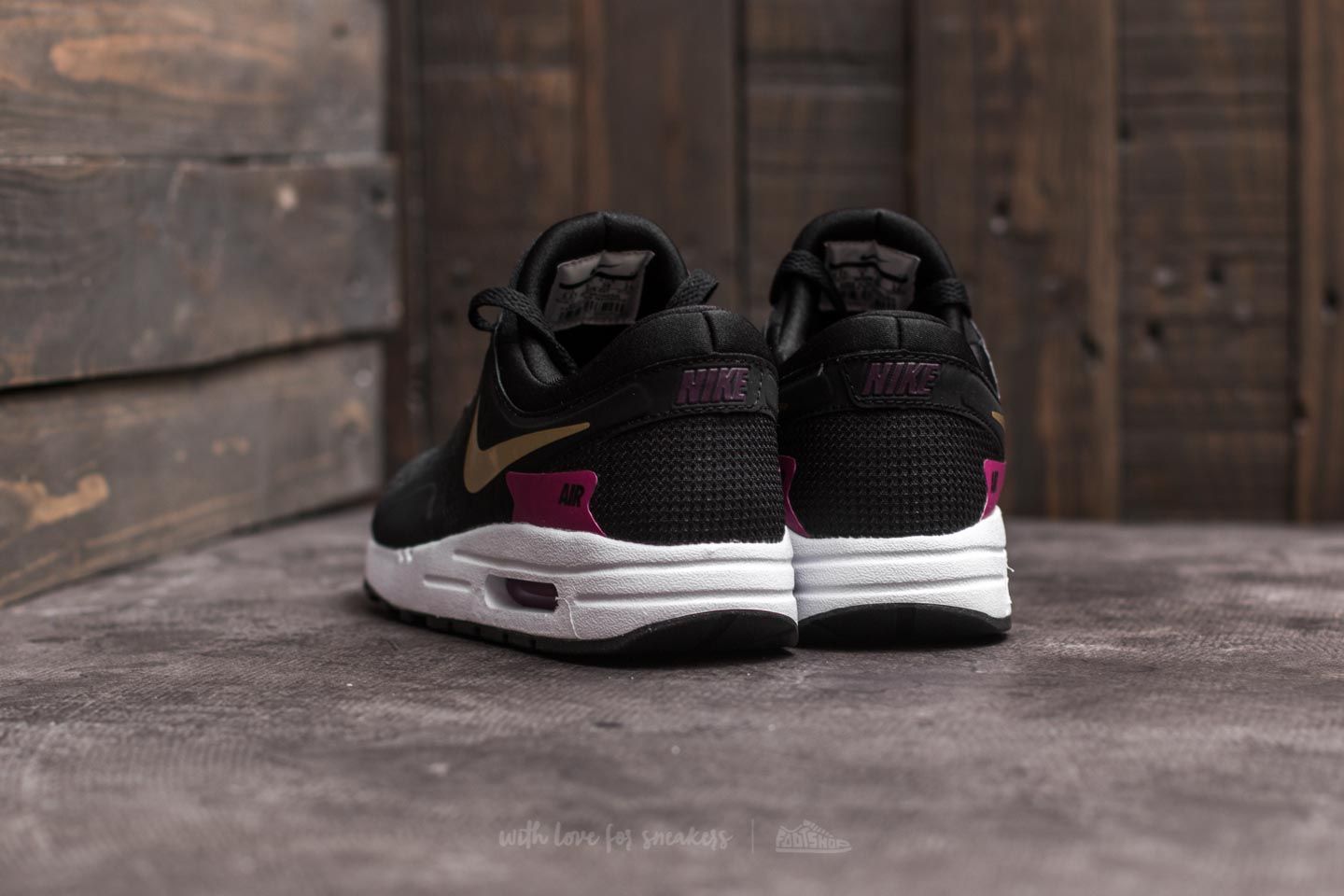 Women's shoes Nike Air Max Zero Essential (GS) Black/ Metallic Gold-White