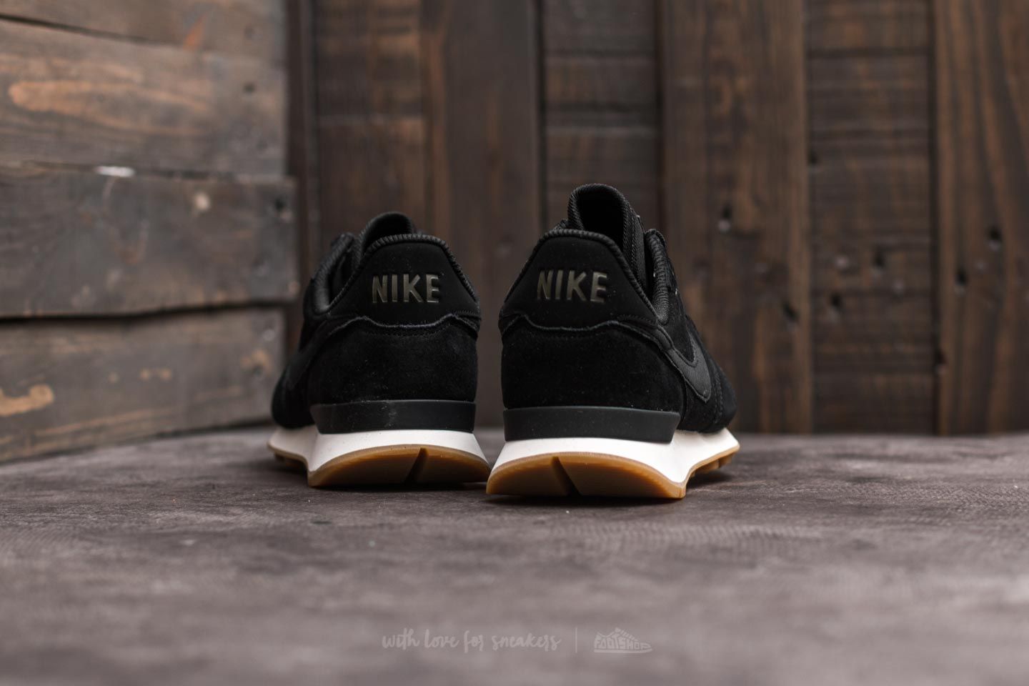 Zapatillas mujer Nike Internationalist SE W Black/ Black-Deep Green