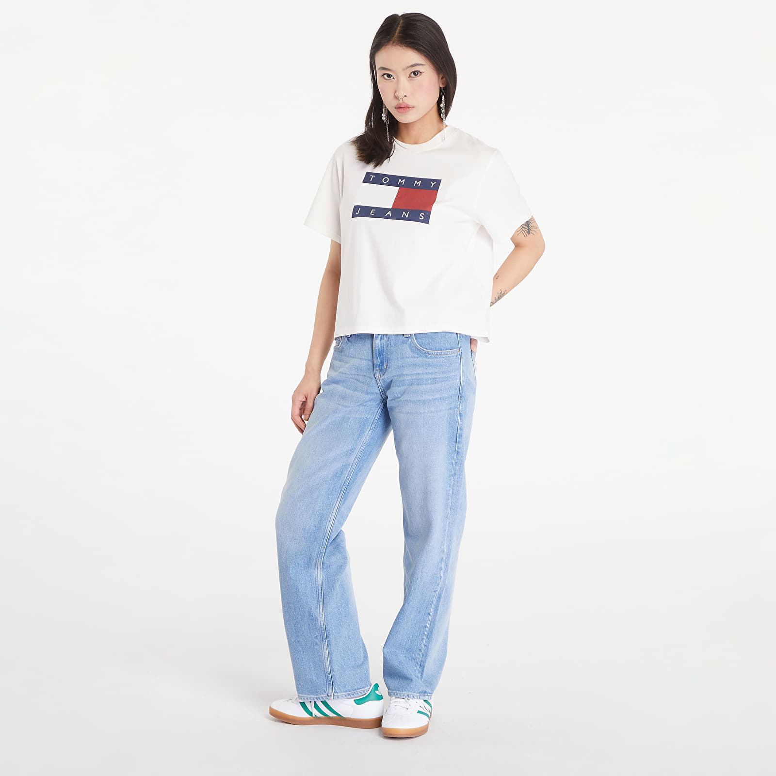 Női pólók  Tommy Jeans Flag Badge Boxy Fit T-Shirt Ancient White