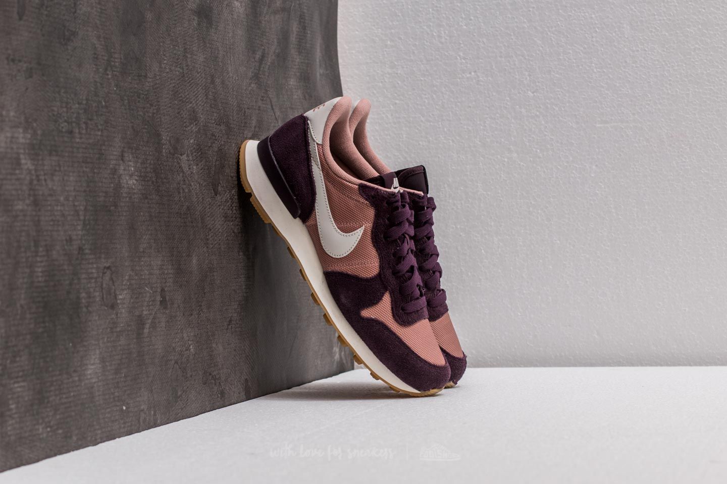 Women s shoes Nike WMNS Internationalist Particle Pink Light Bone Footshop