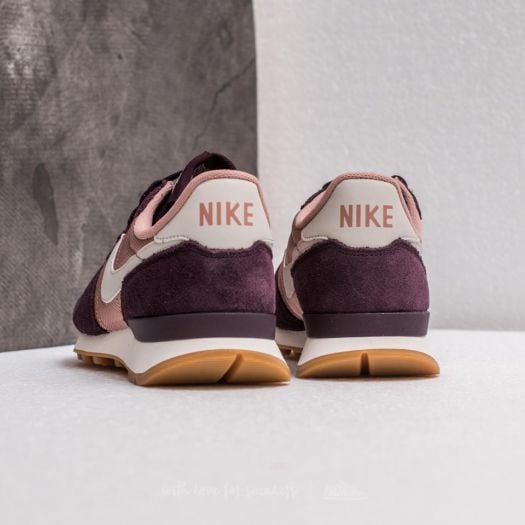 Nike internationalist light pink deals