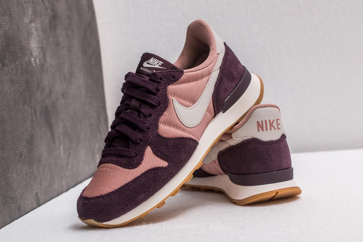 Women s shoes Nike WMNS Internationalist Particle Pink Light Bone Footshop