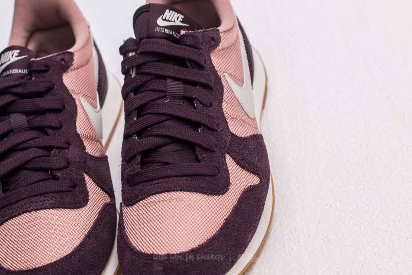 Nike internationalist light pink on sale