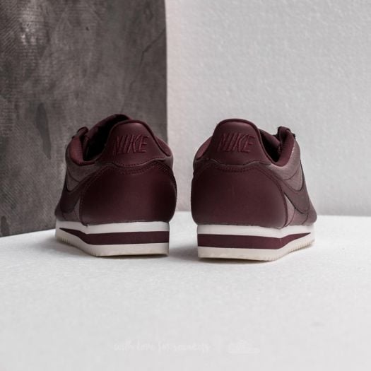 Nike women's classic cortez leather casual shoe hotsell