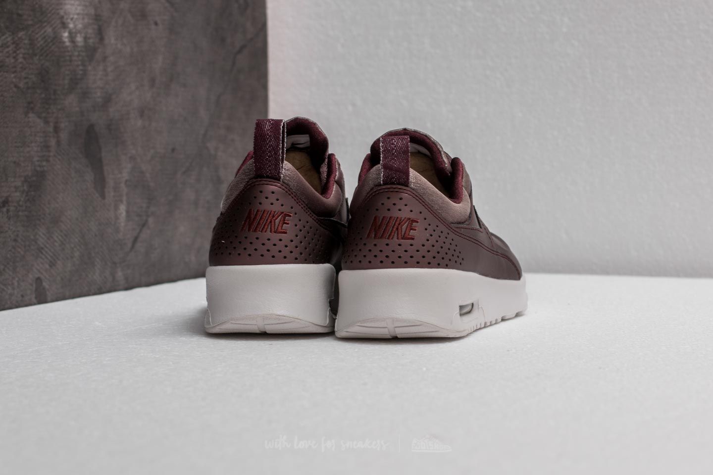 Damen Sneaker und Schuhe Nike Wmns Air Max Thea Premium Metallic Mahogany/ Metallic Mahogany