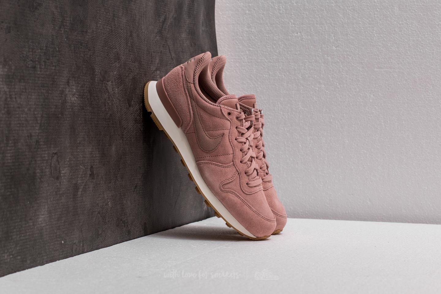 Nike internationalist women hot sale pink