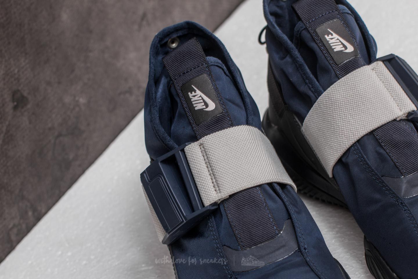 Nike komyuter deals obsidian