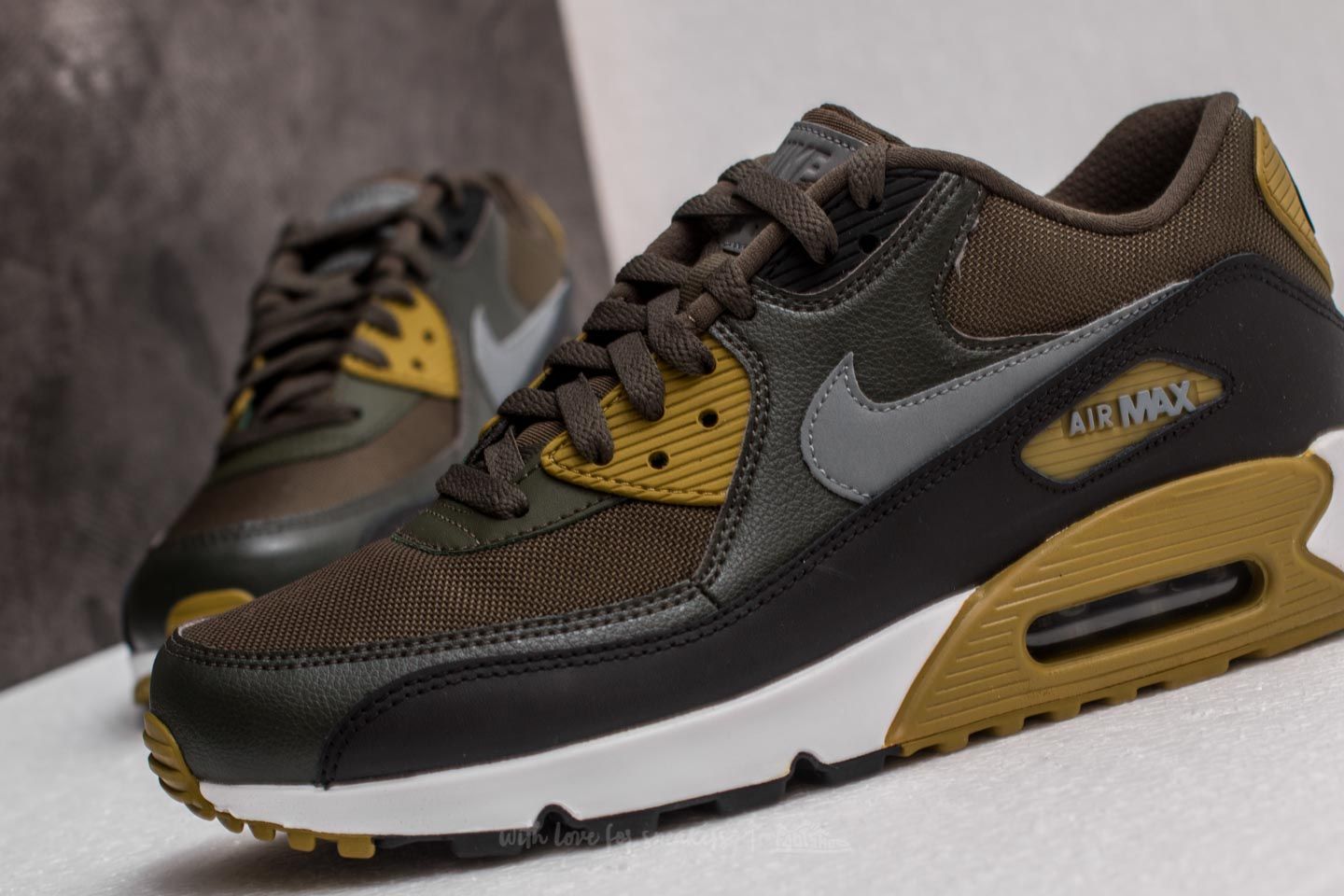 Men s shoes Nike Air Max 90 Essential Cargo Khaki Cool Grey Black