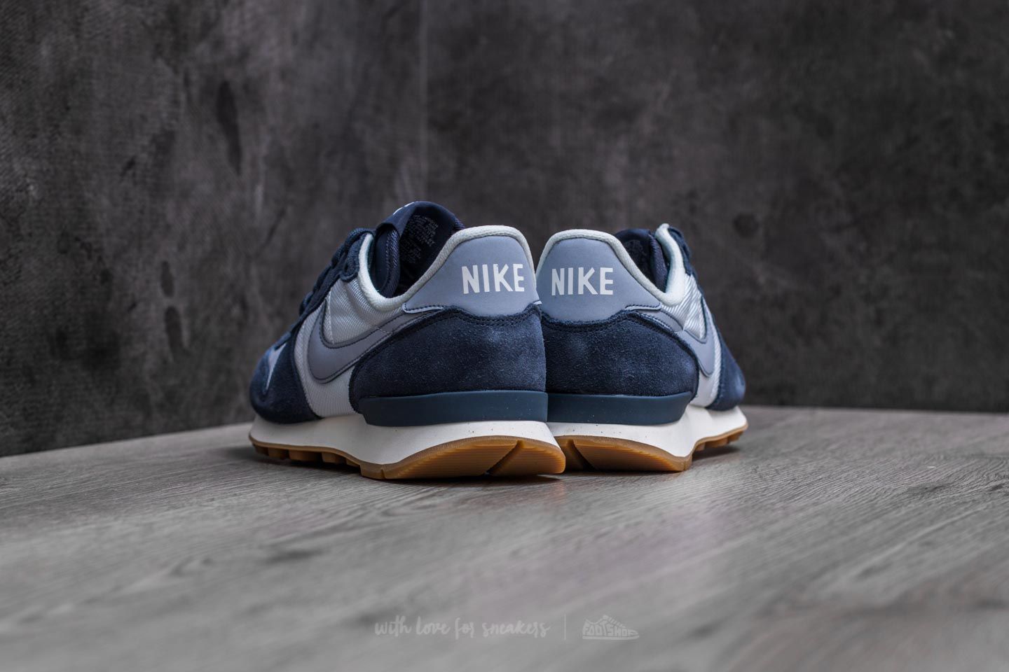 nike internationalist diffused blue