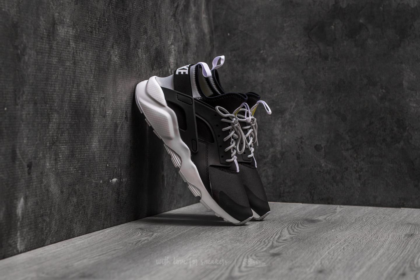 Nike air huarache run black and white store