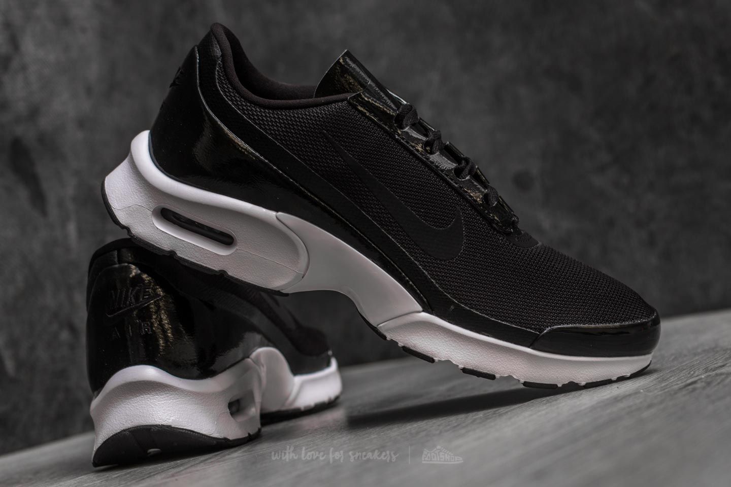 Air max jewell black and white hotsell