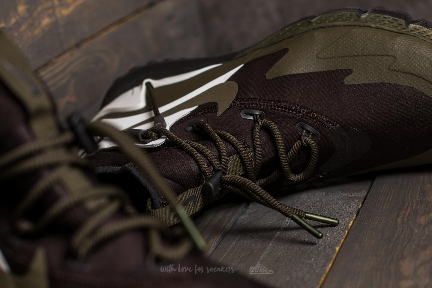Nike sertig boot hotsell