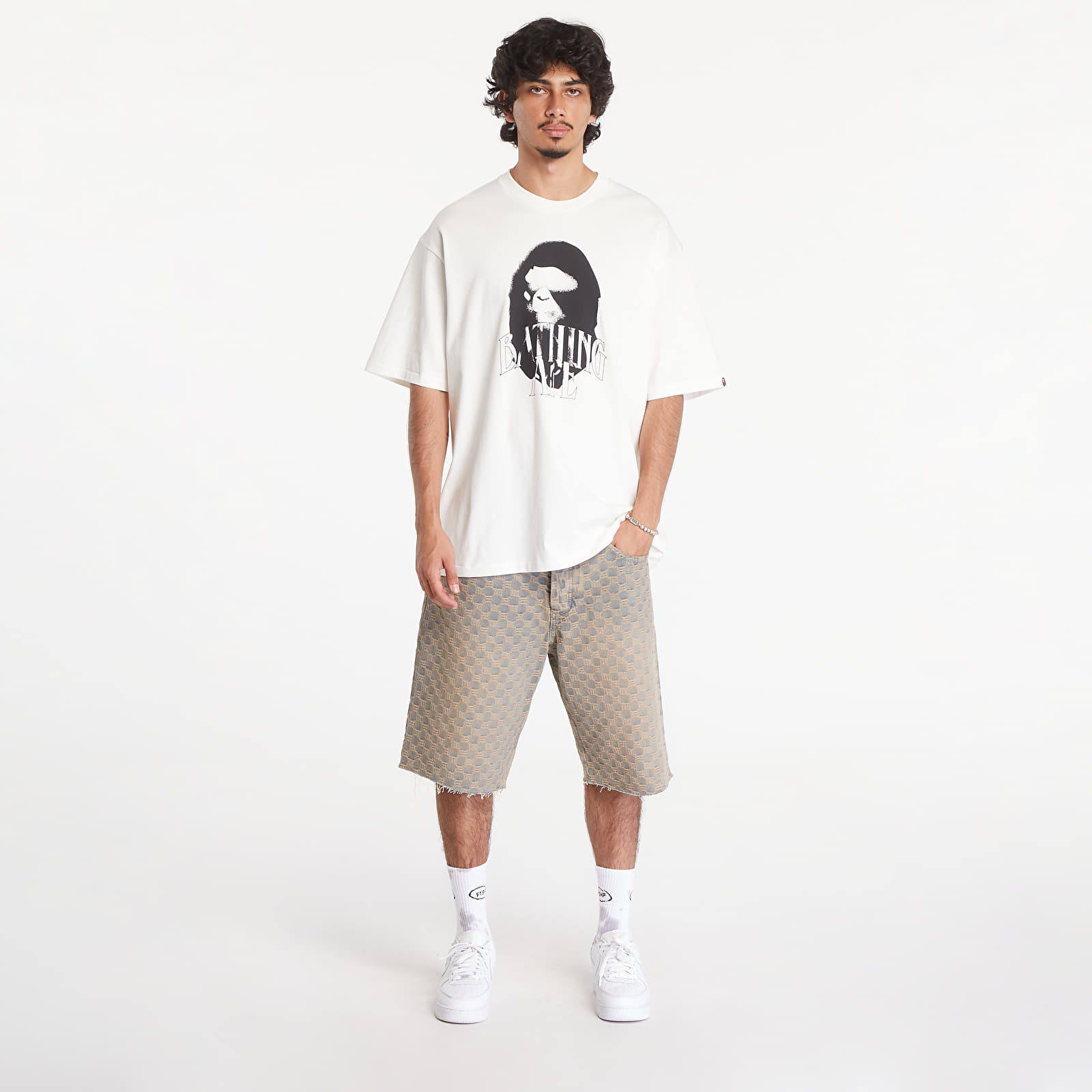 T-paidat A BATHING APE Spray Print Logo Relaxed Fit Short Sleeve Tee Ivory