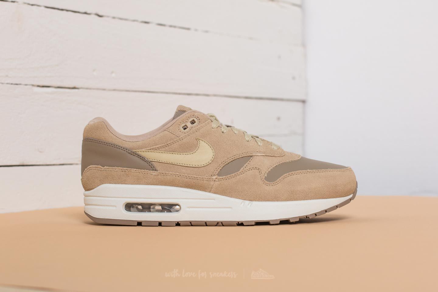 Nike air max 1 leather premium 2025 khaki team gold