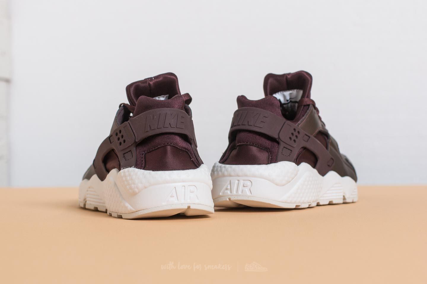 Nike wmns air sales huarache run prm txt