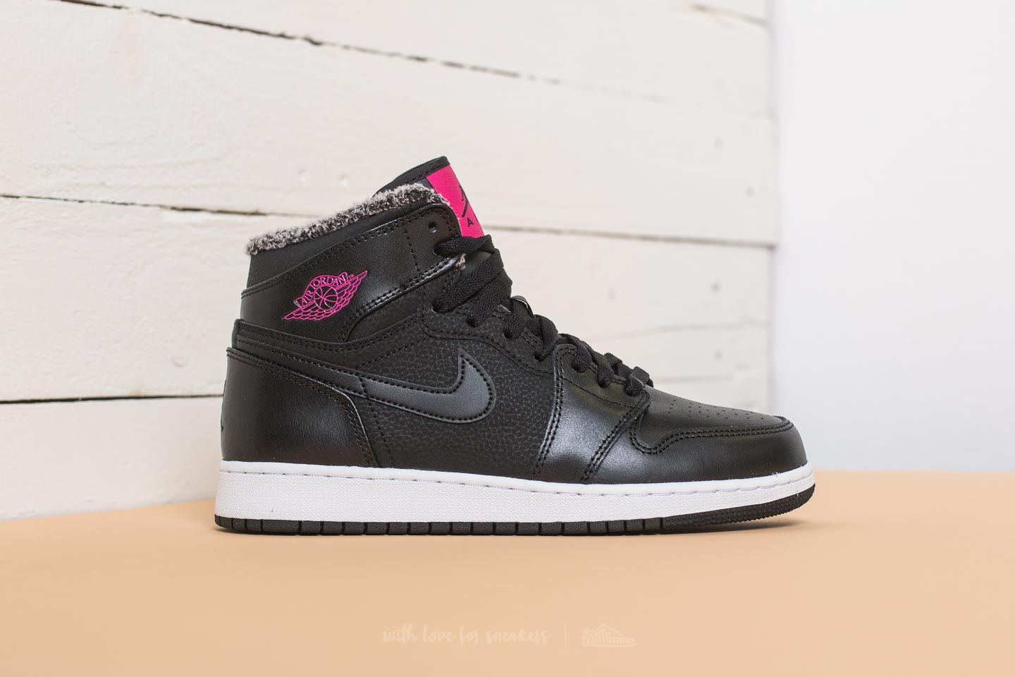 Pink white and on sale black jordan 1