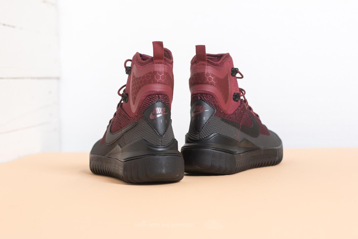 Nike air wild 2025 mid red