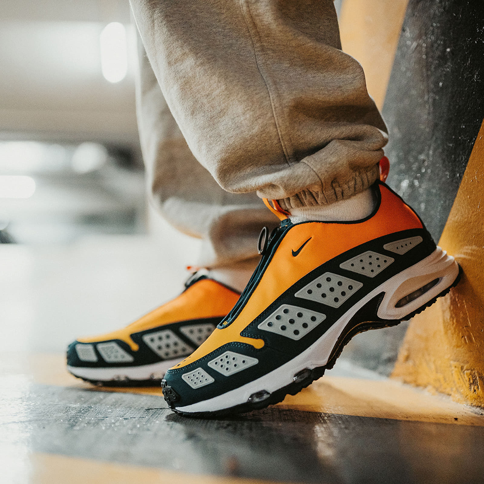 Dámské tenisky a boty Nike W Air Max SNDR Canyon Gold/ Deep Ocean-Lt Smoke Grey