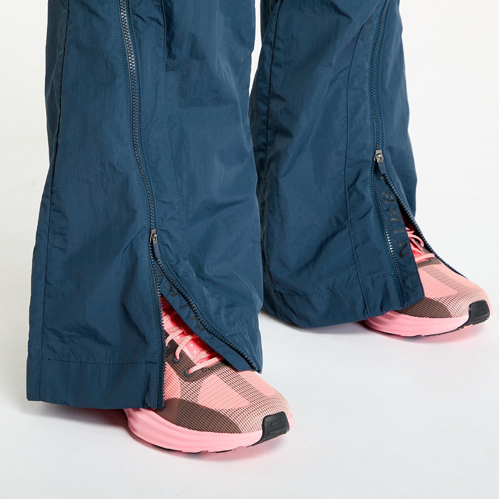 Női nadrágok Nike Sportswear Collection Women's Mid-Rise Repel Zip Pants Armory Navy/ White