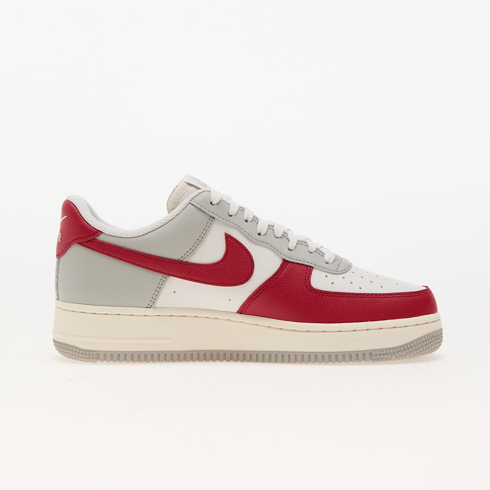 Herresko Nike Air Force 1 '07 Lv8 Lt Iron Ore/ Gym Red-Pale Ivory-Phantom