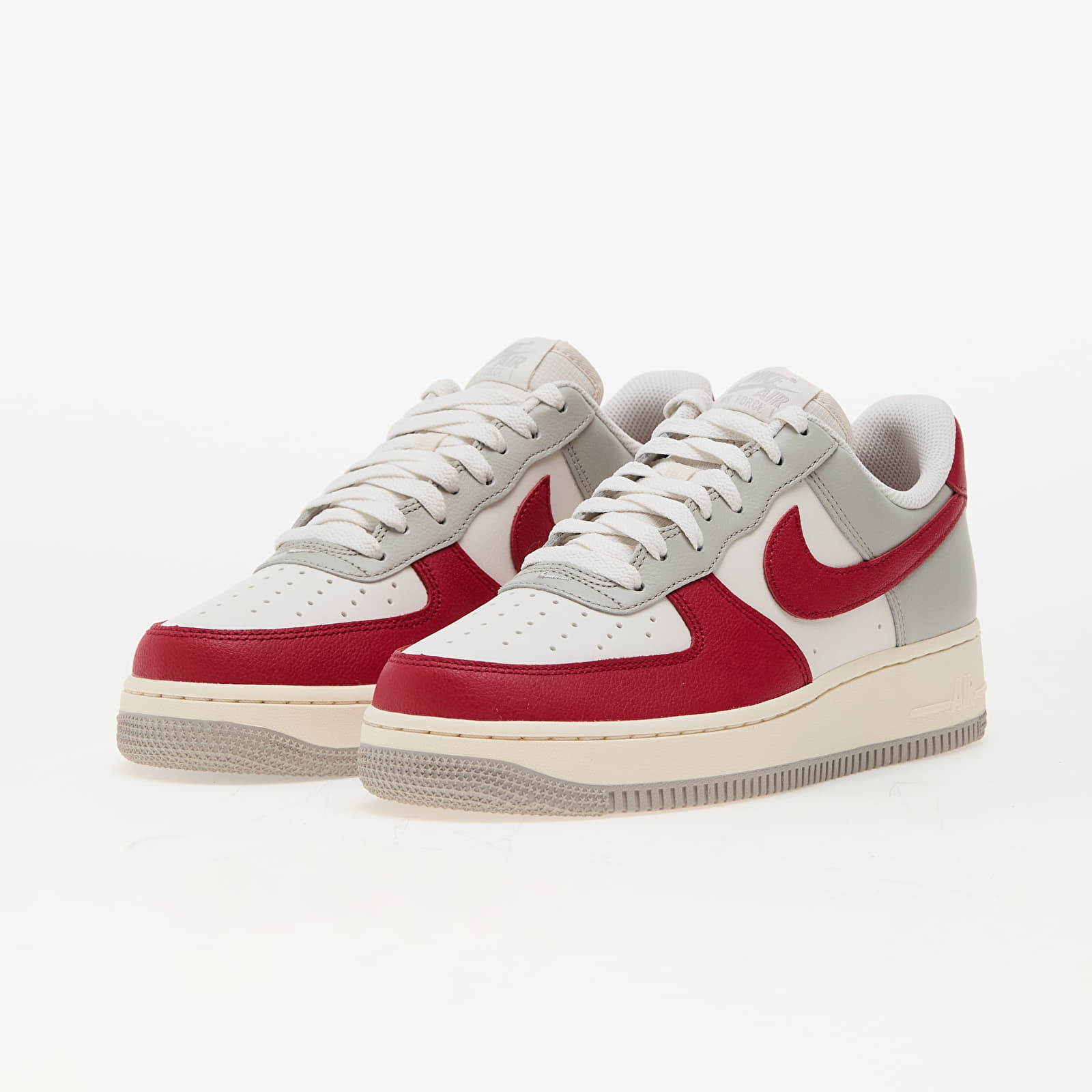 Herresko Nike Air Force 1 '07 Lv8 Lt Iron Ore/ Gym Red-Pale Ivory-Phantom