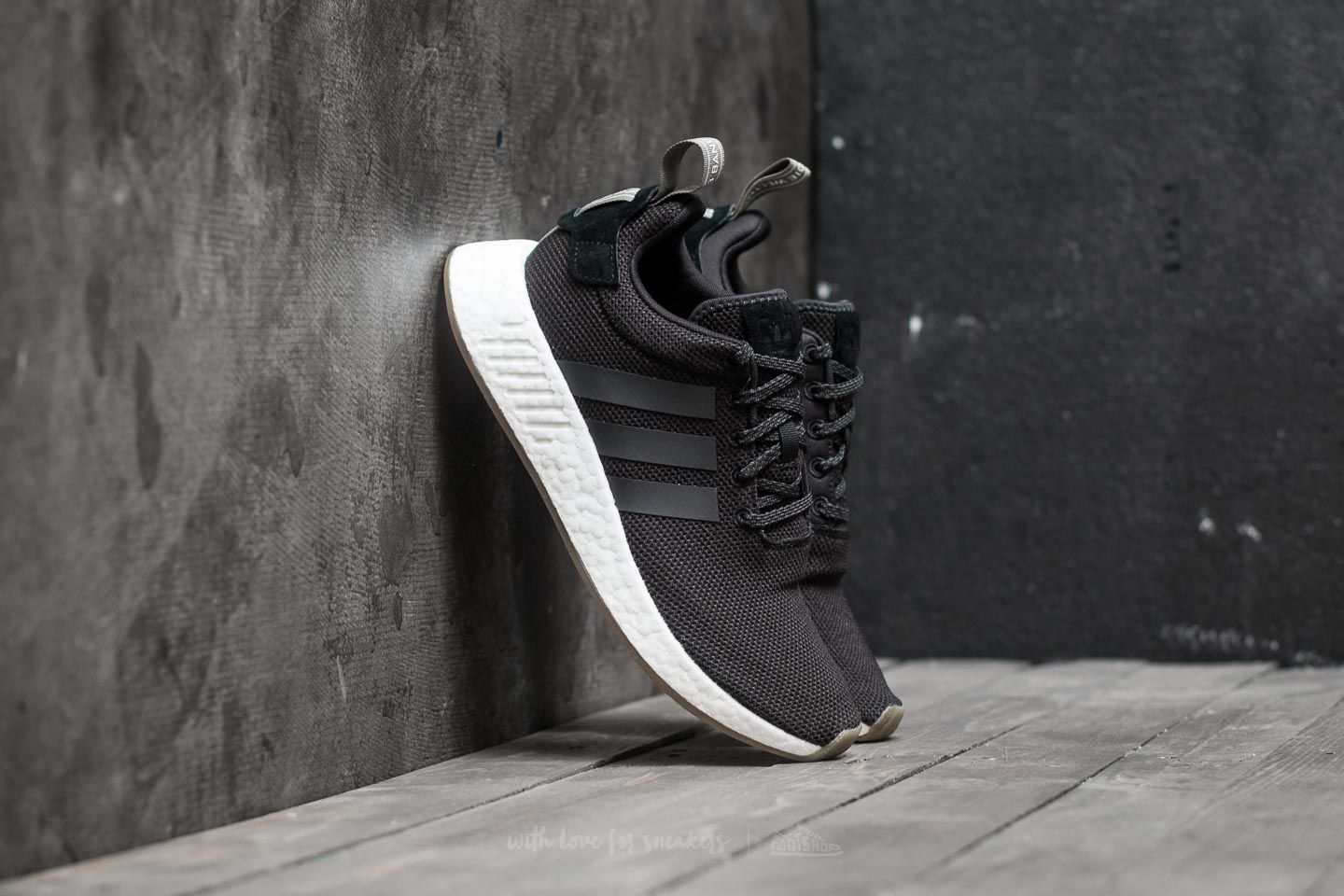 Pánské tenisky a boty adidas NMD_R2 Core Black/ Utility Black / Trace Cargo