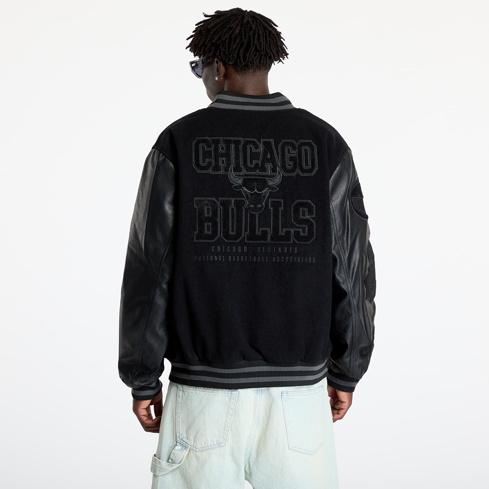 Bomber Jackets New Era Chicago Bulls NBA Patch Varsity Jacket UNISEX Black Black Footshop