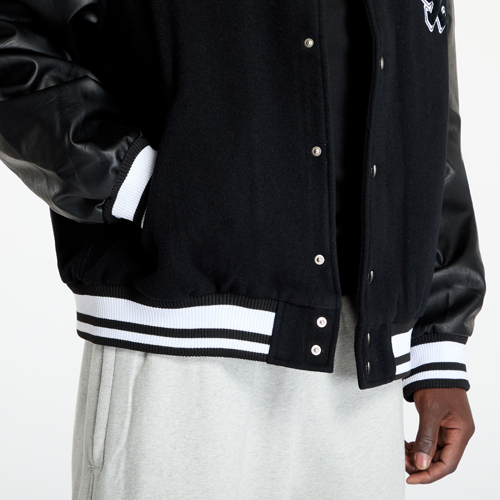 Men's bomber jackets New Era Chicago White Sox MLB Patch Varsity Jacket UNISEX Black/ Black