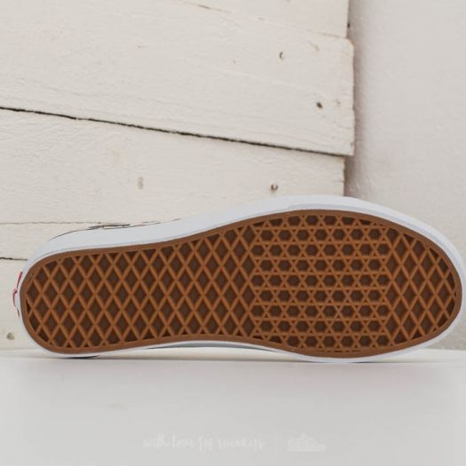 Peanuts vans on foot store