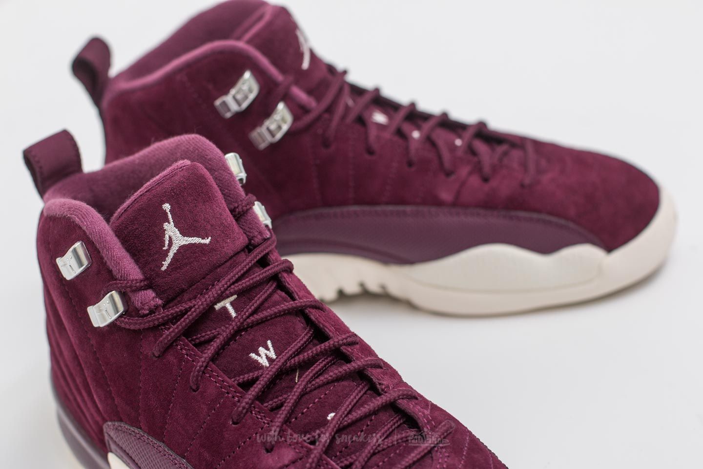 Jordan 12 online para mujer
