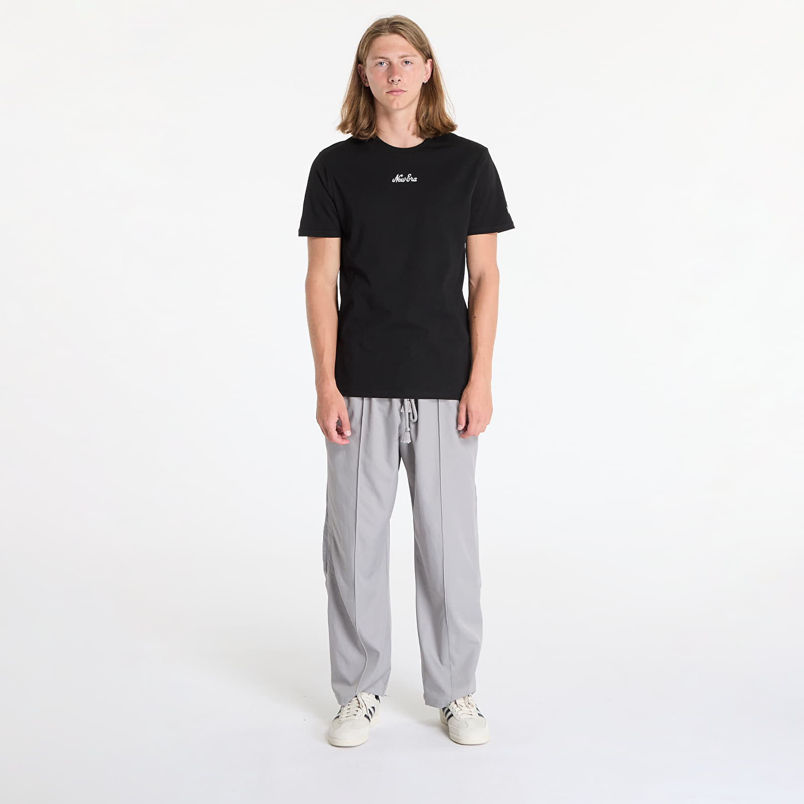 Koszulki New Era Essential Script Tee Black
