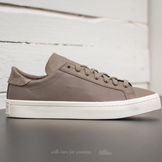 Adidas court vantage off deals white