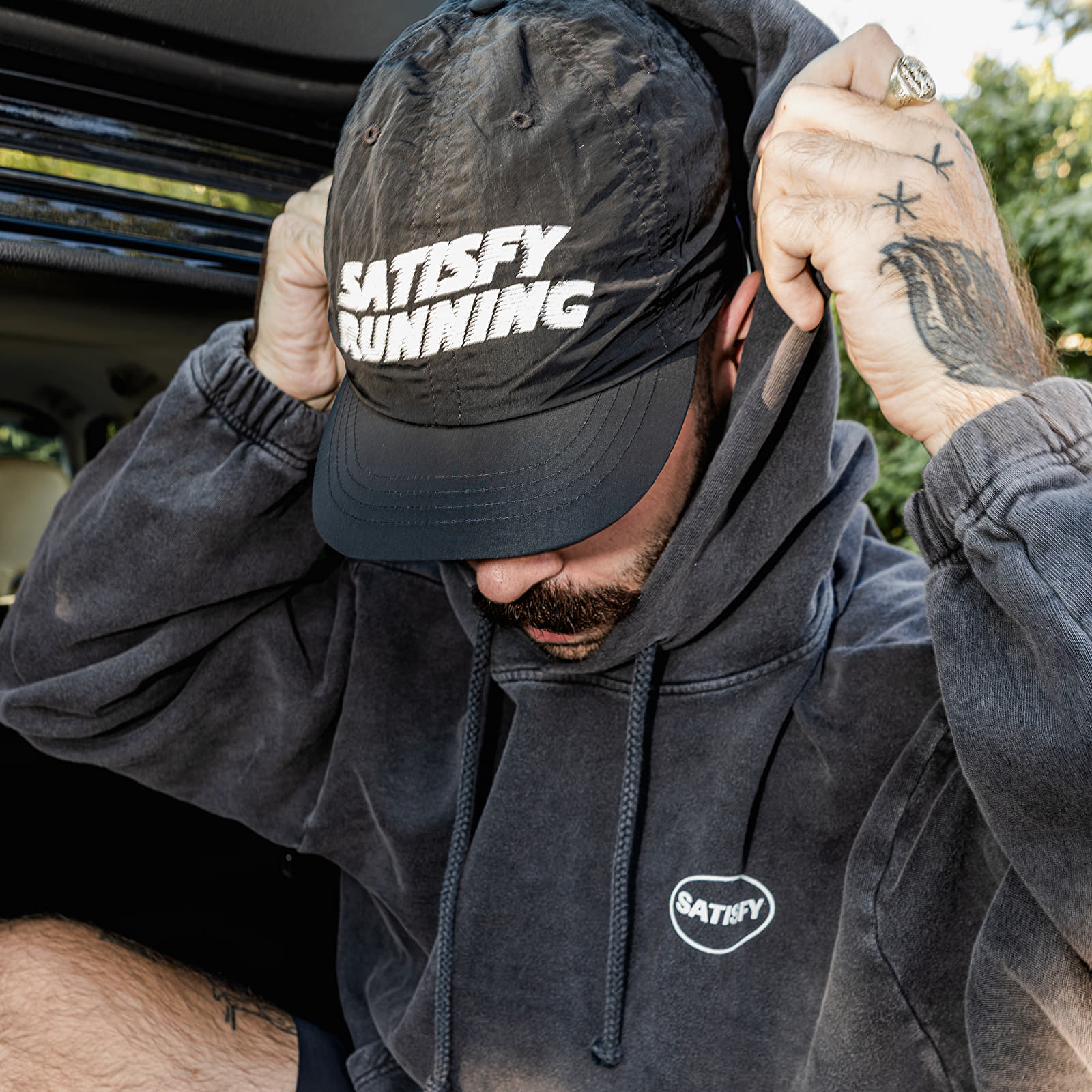 Caps Satisfy FliteSilk™ Running Cap Black | Footshop