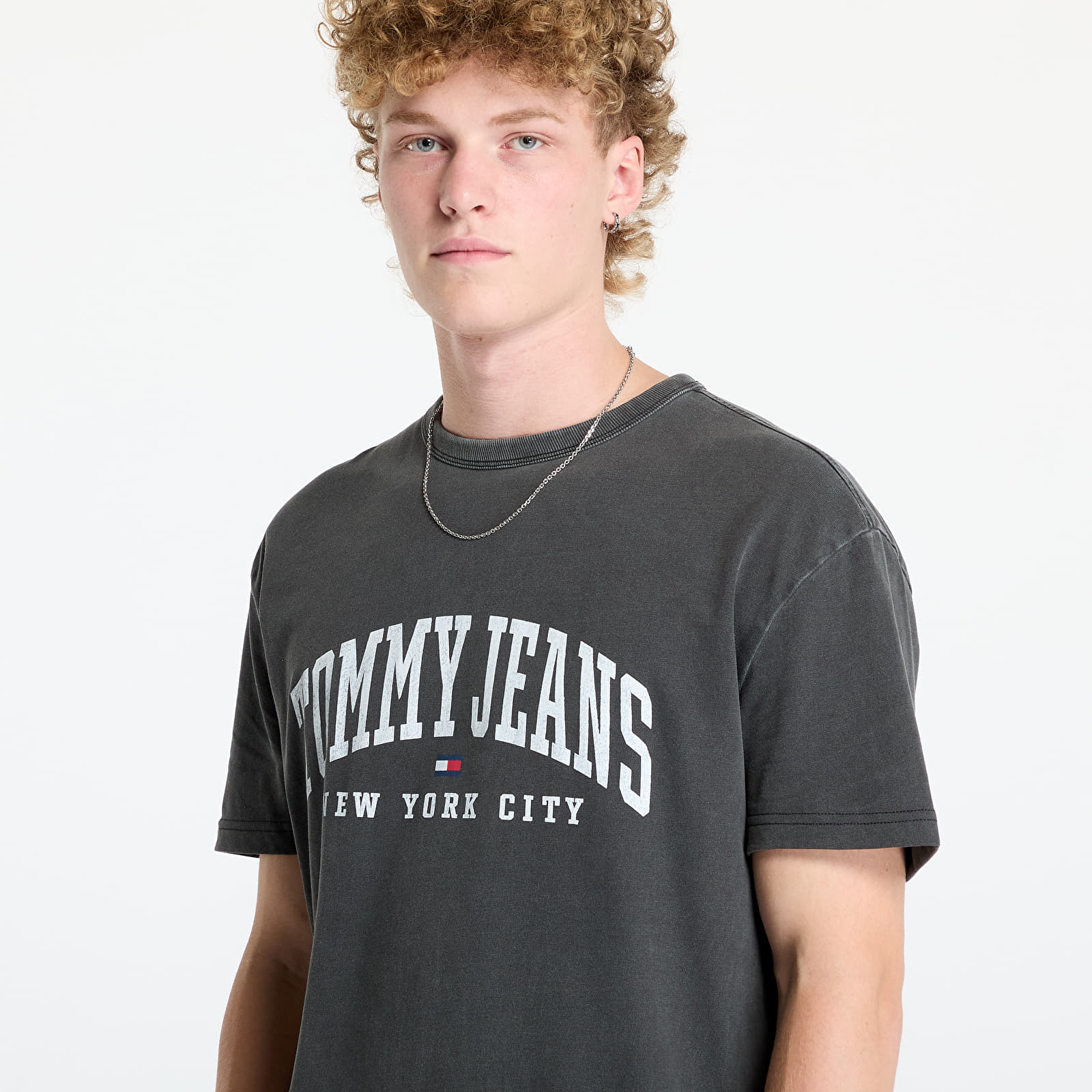 T-skjorter Tommy Jeans Regular Archive Varsity Tee Black