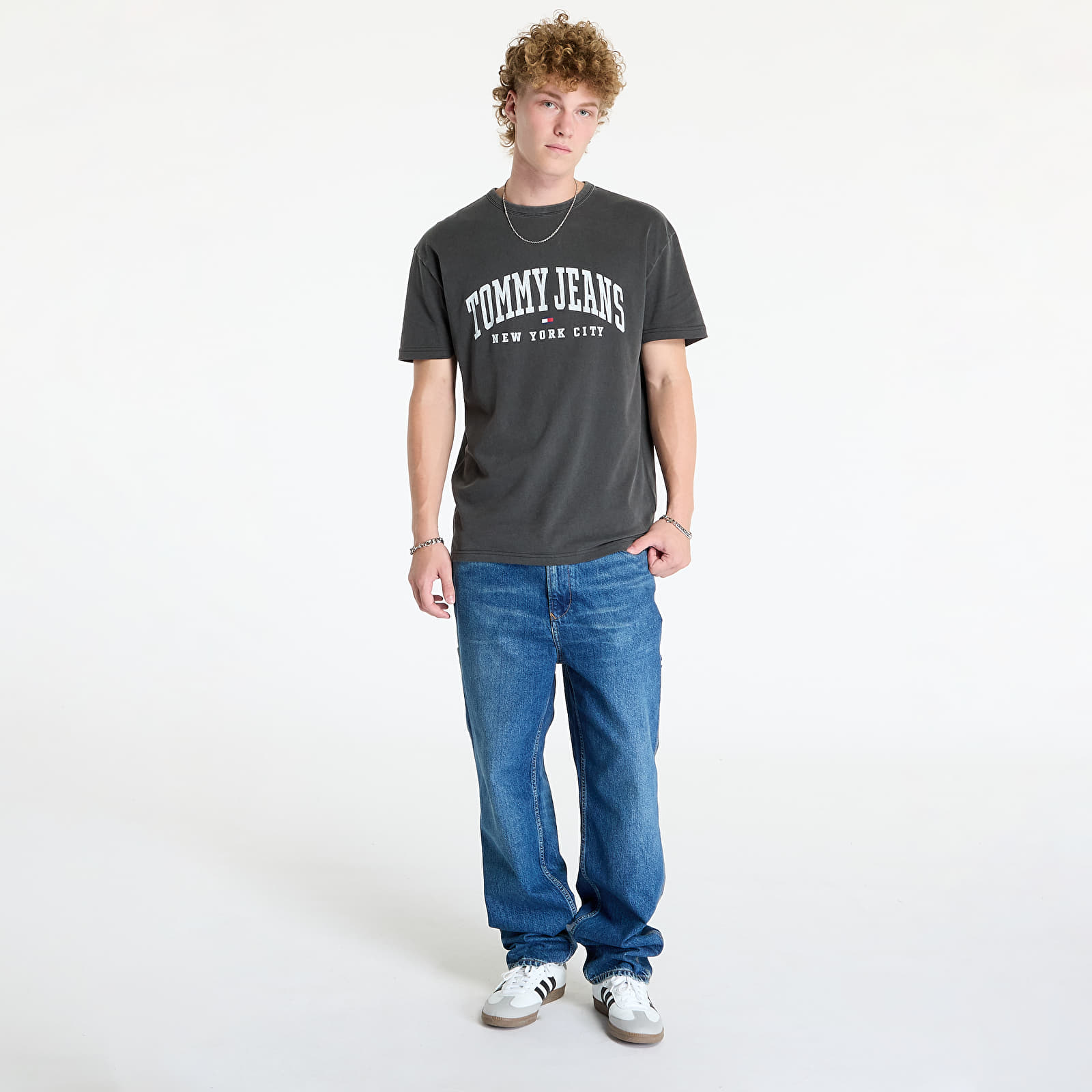 T-skjorter Tommy Jeans Regular Archive Varsity Tee Black