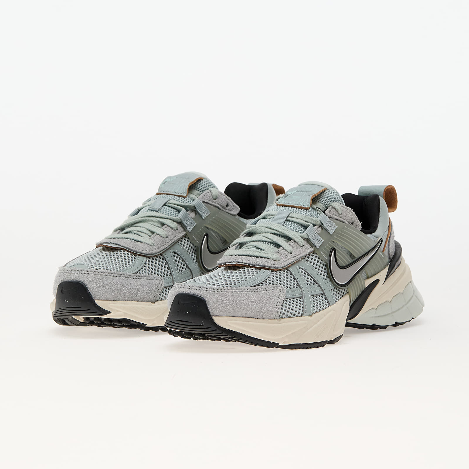 Frauen Nike W V2K Run Light Pumice/ Chrome-Lt Orewood Brn-Black