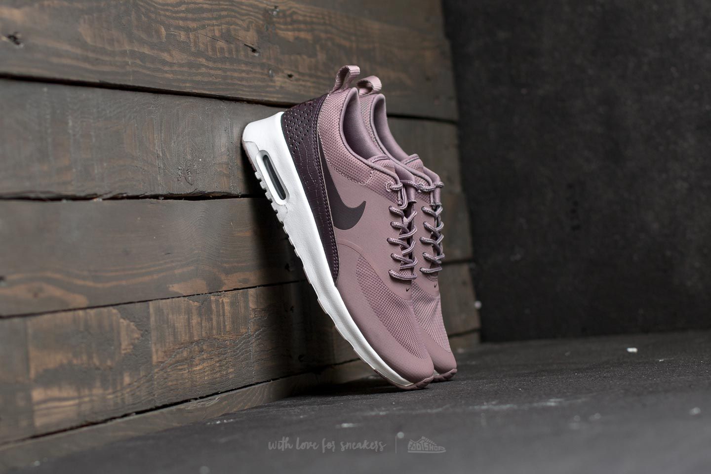 Chaussures et baskets femme Nike Wmns Air Max Thea Taupe Grey/ Port Wine-White