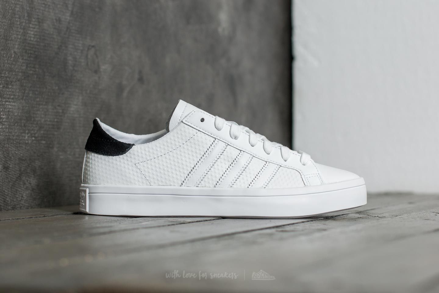 Adidas court clearance vantage white