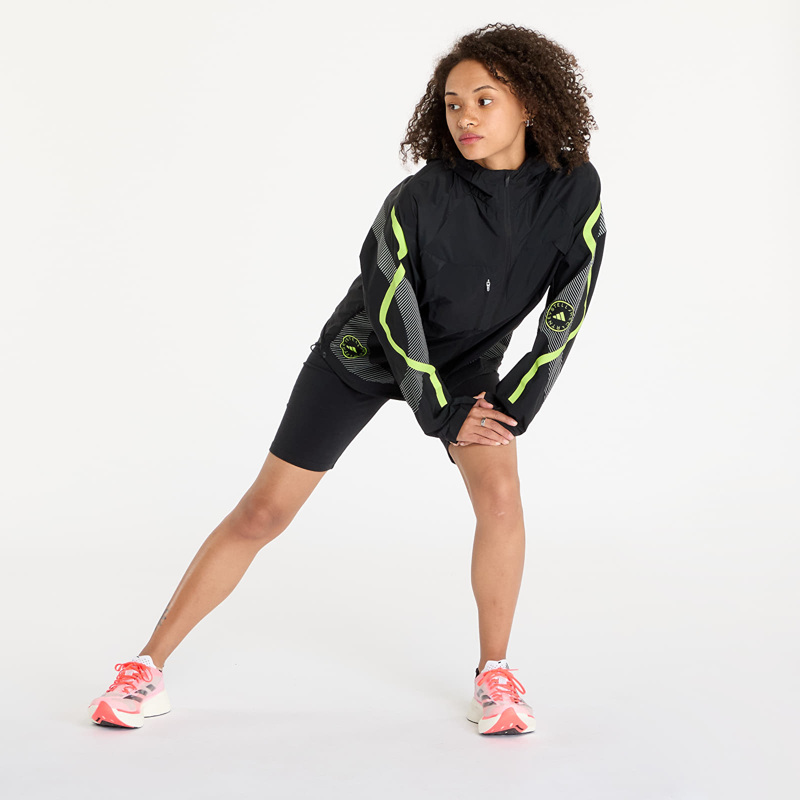 Jacken für Frauen adidas x Stella McCartney TruePace Jacket Black/ Semi Solar Slime
