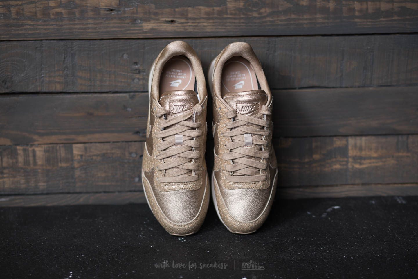 Nike internationalist trainers hot sale blur blur light orewood