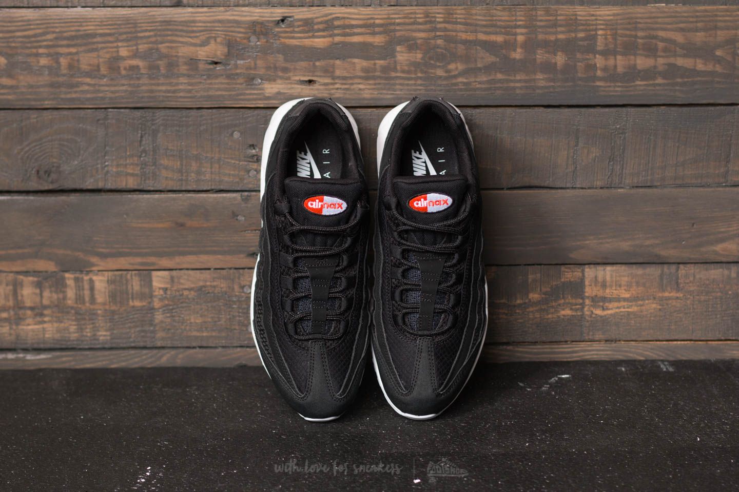 Air max 95 premium se black white team orange hotsell