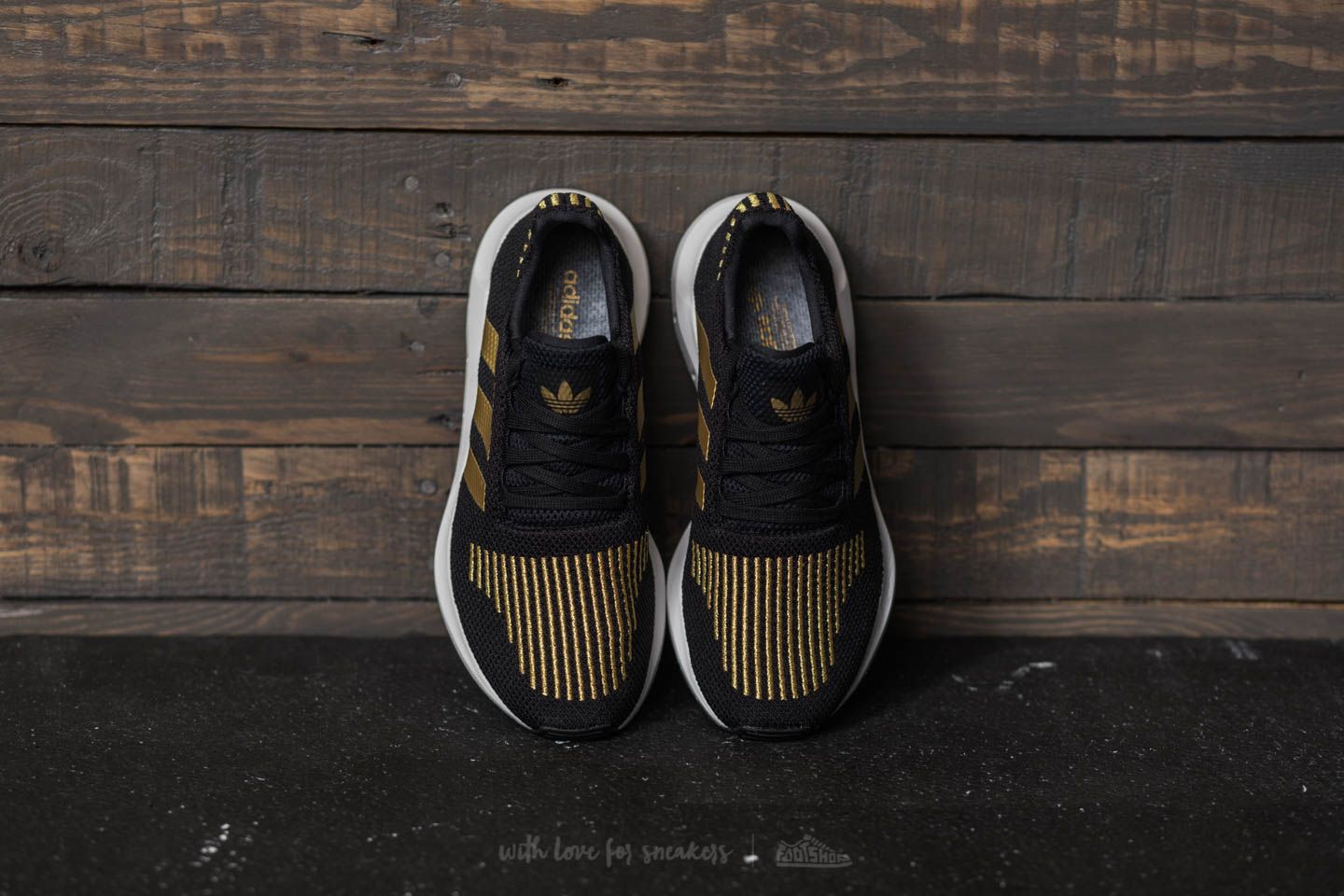 Black and gold swift run top